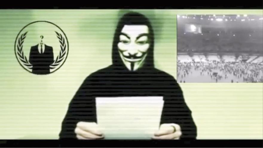 Un miembro de Anonymous lee la &quot;declaración de guerra&quot;. // Reuters