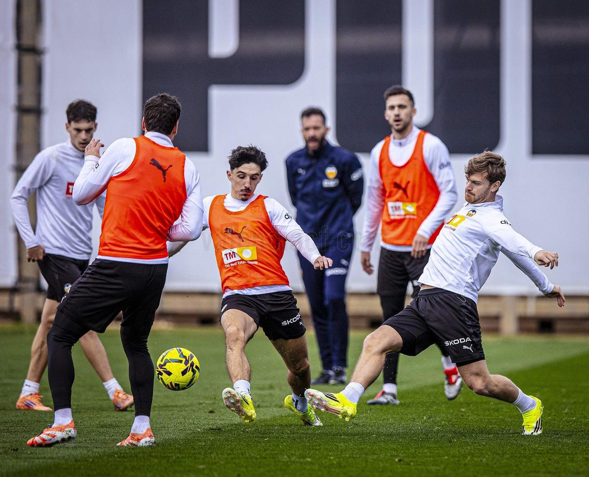 Los jugadores del Valencia trabajan para cambiar la mala dinámica de los últimos partidos.