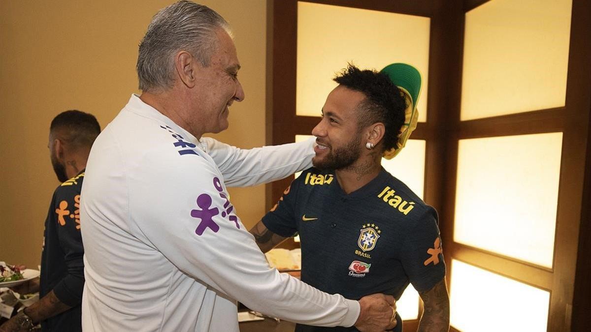 Tite saluda a Neymar en la concentración de la selección brasileña en Miami.