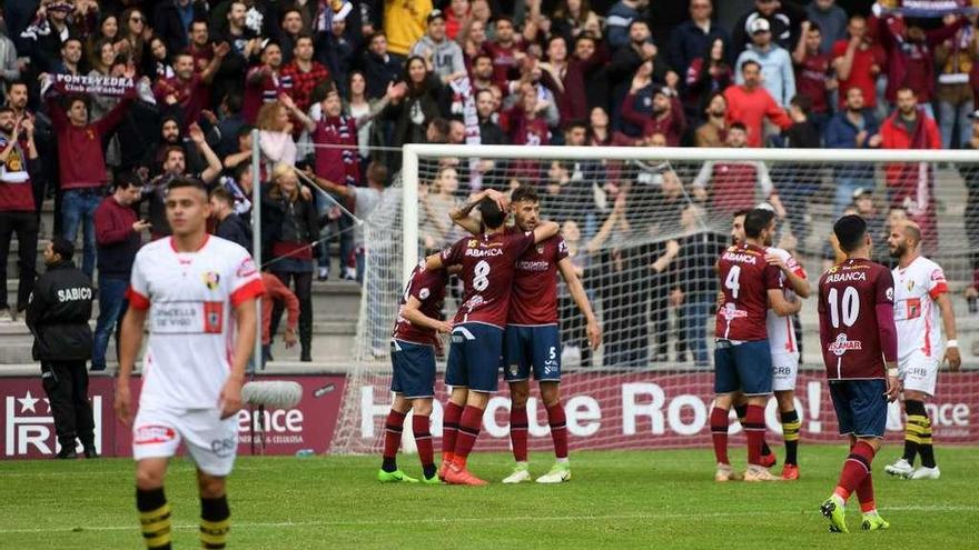 Los jugadores del Pontevedra celebran la victoria del pasado jueves contra el Rápido de Bouzas. // Gustavo Santos