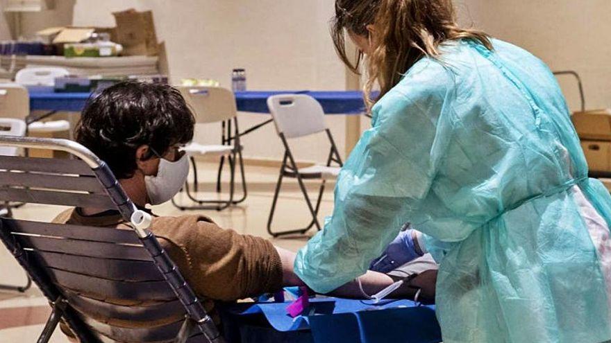 Una infermera traient sang a un donant