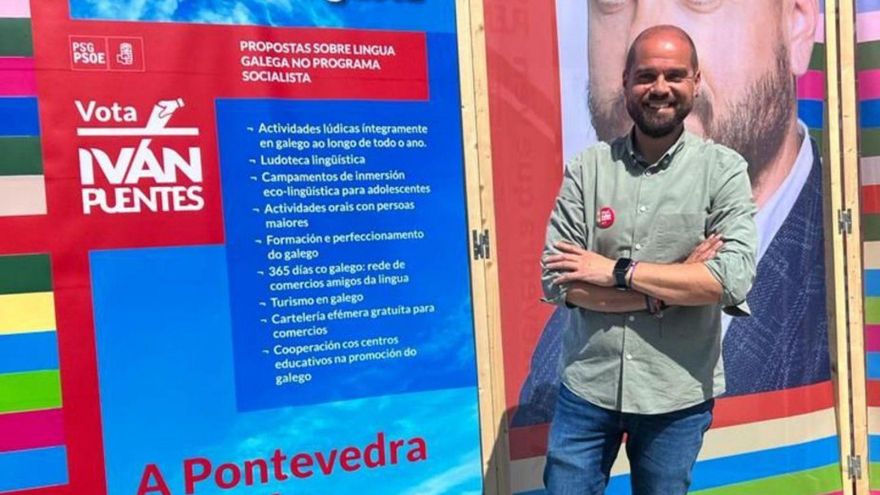Iván Puentes, diante dun panel co seu programa sobre lingua.  | // FDV