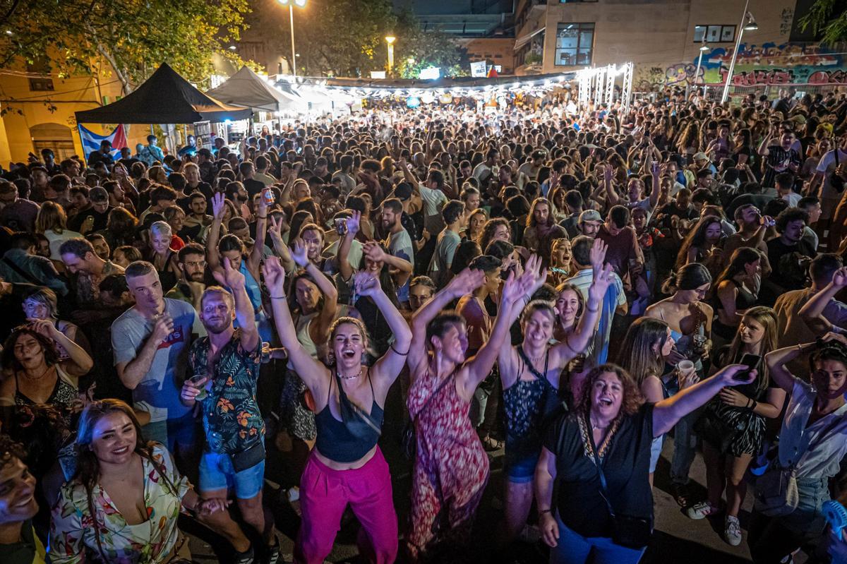 Ambiente en la primera noche de las fiestas de Gràcia.