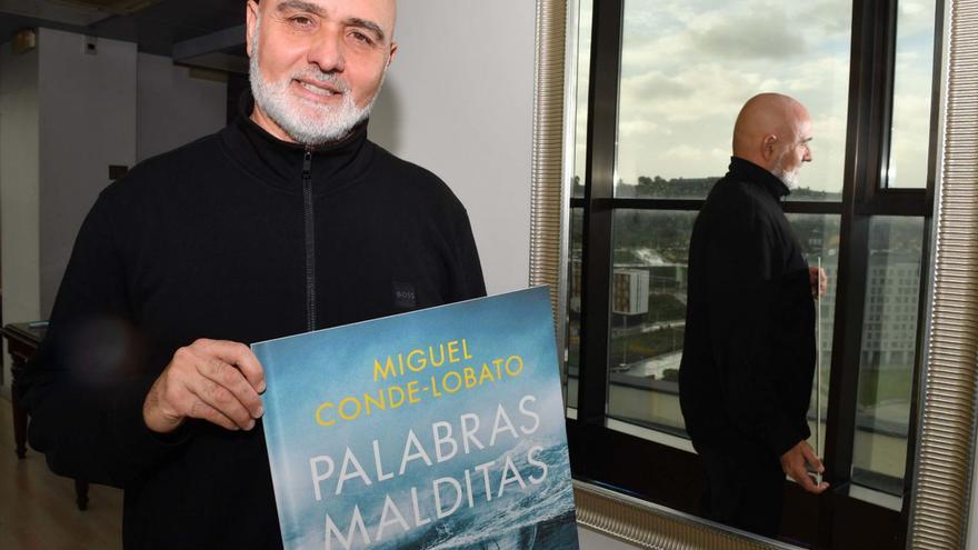 Miguel Conde-Lobato posa con un cartel de su última novela.   | // VÍCTOR ECHAVE