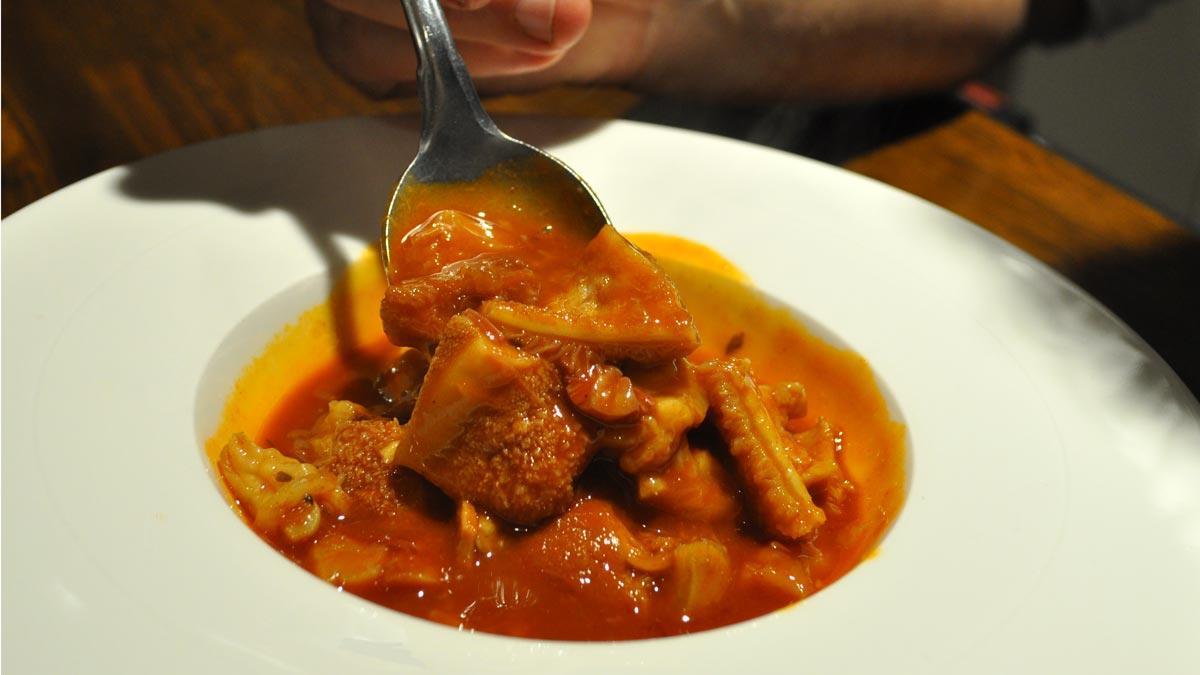 El chef Víctor García explica cómo hace los callos.