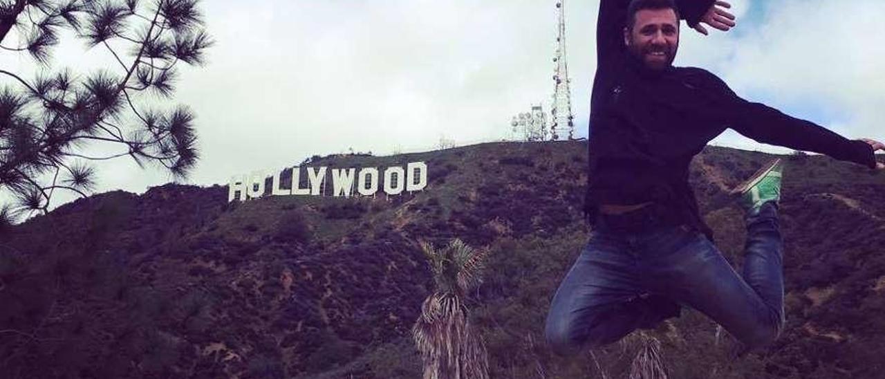 Pablo Méndez salta delante de la mítica colina de Hollywood en Los Ángeles.