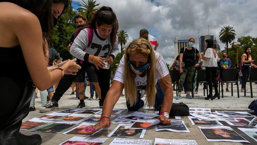 Familiares de víctimas de feminicidio y ciudadanas participan en una manifestación en Buenos Aires.