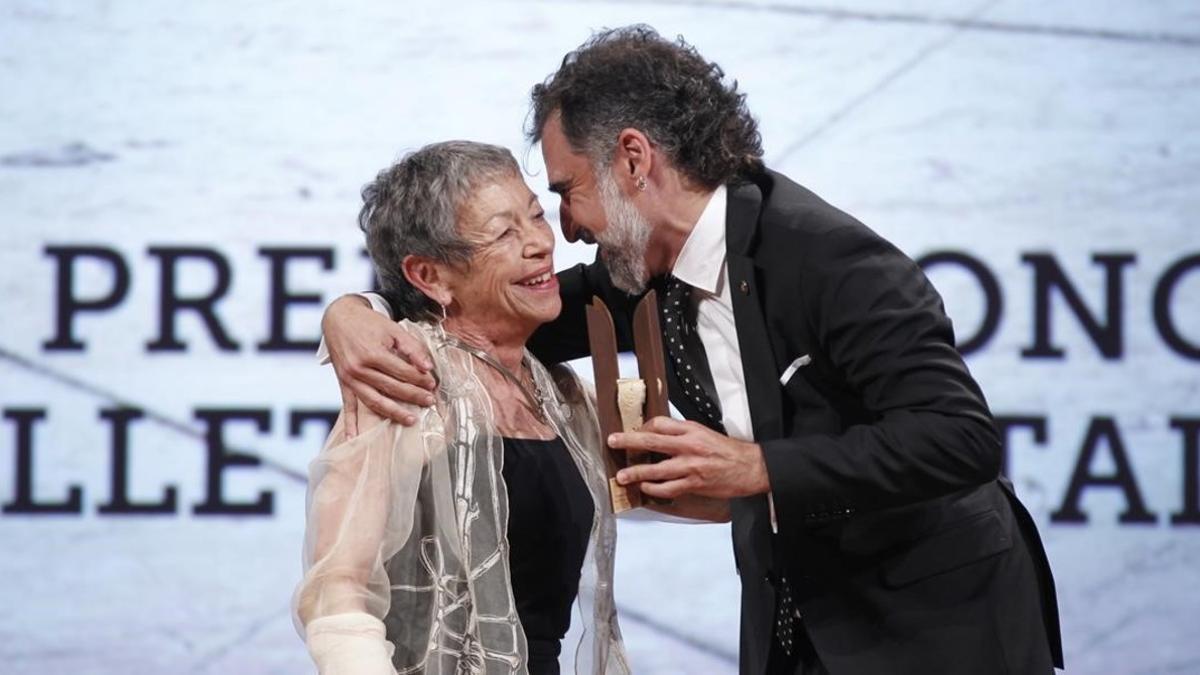 Entrega del 48 premio de honor de les lletres catalanes a Maria Antonia Oliver de manos del presidente de Omnium Jordi Cuixart.