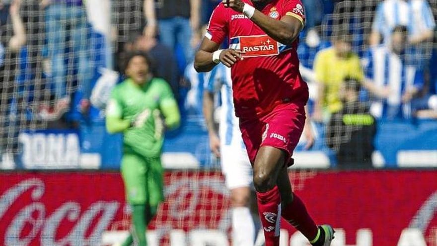 Pape Diop celebra la consecució del gol de l&#039;Espanyol a la Rosaleda