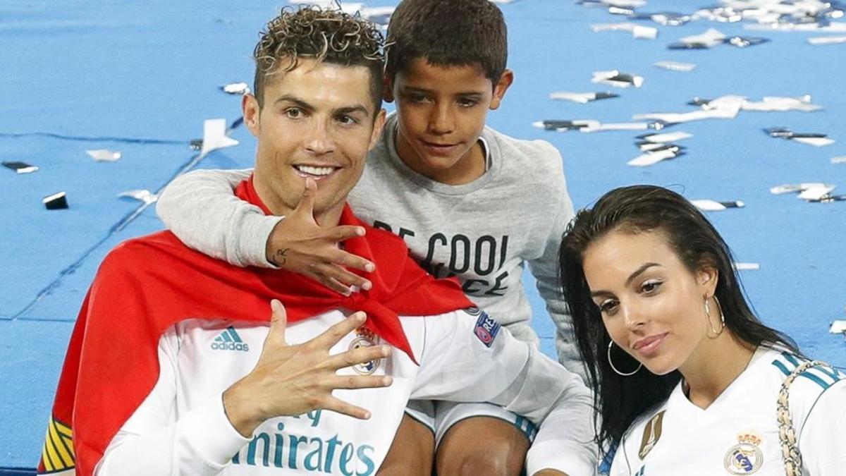 Cristiano Ronaldo, su hijo Júnior y su compañera Georgina Rodríguez celebran la conquista de la Champions.