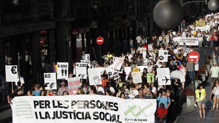 La manifestación a su paso por la calle de la Paz, ayer.