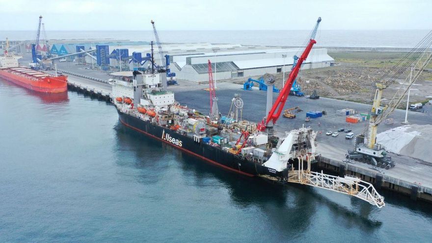 Un buque especializado en el tendido de tuberías submarinas visita Langosteira