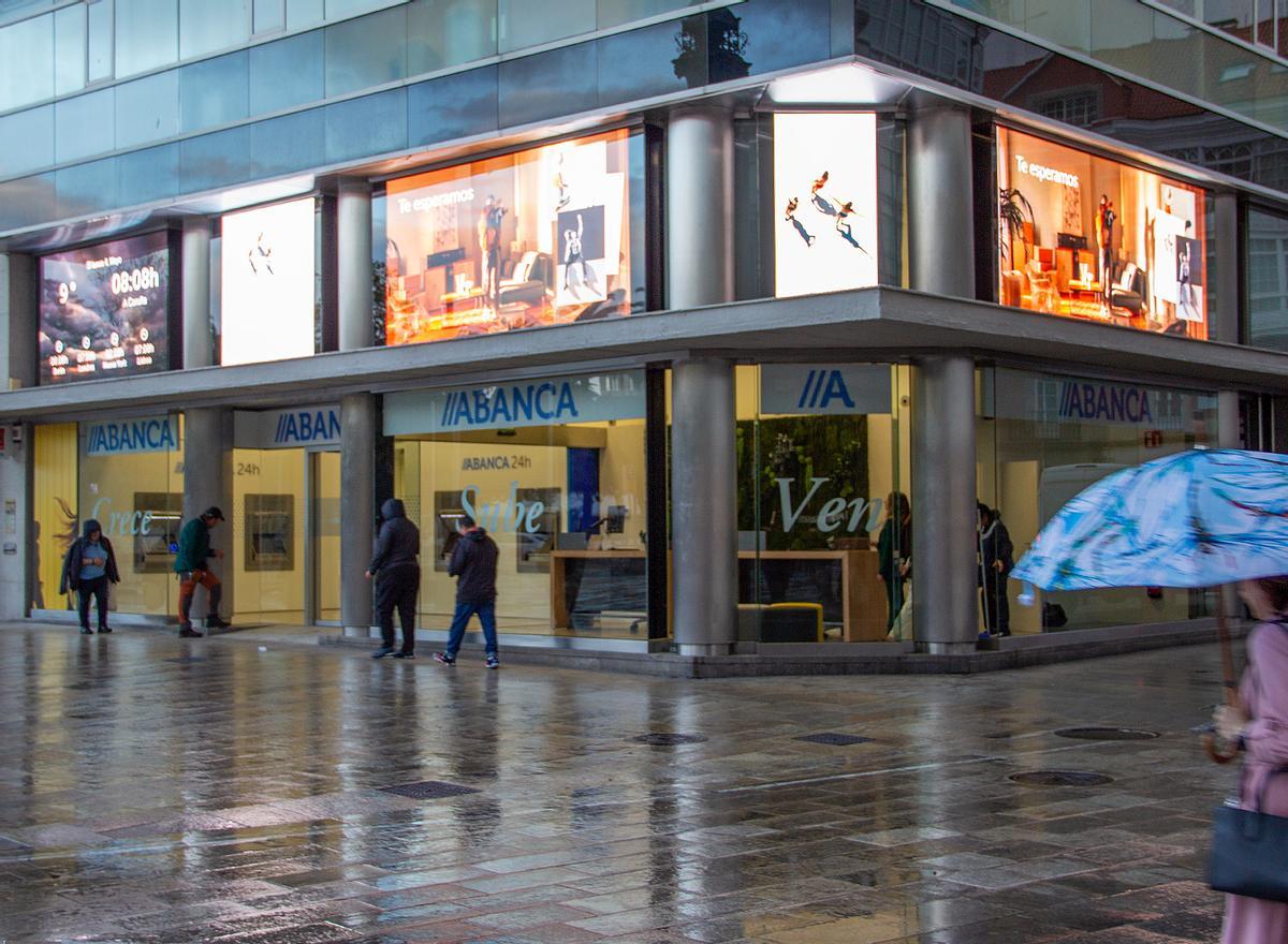 Abanca convierte su oficina del Obelisco, en A Coruña, en un espacio de acompañamiento digital a sus clientes.