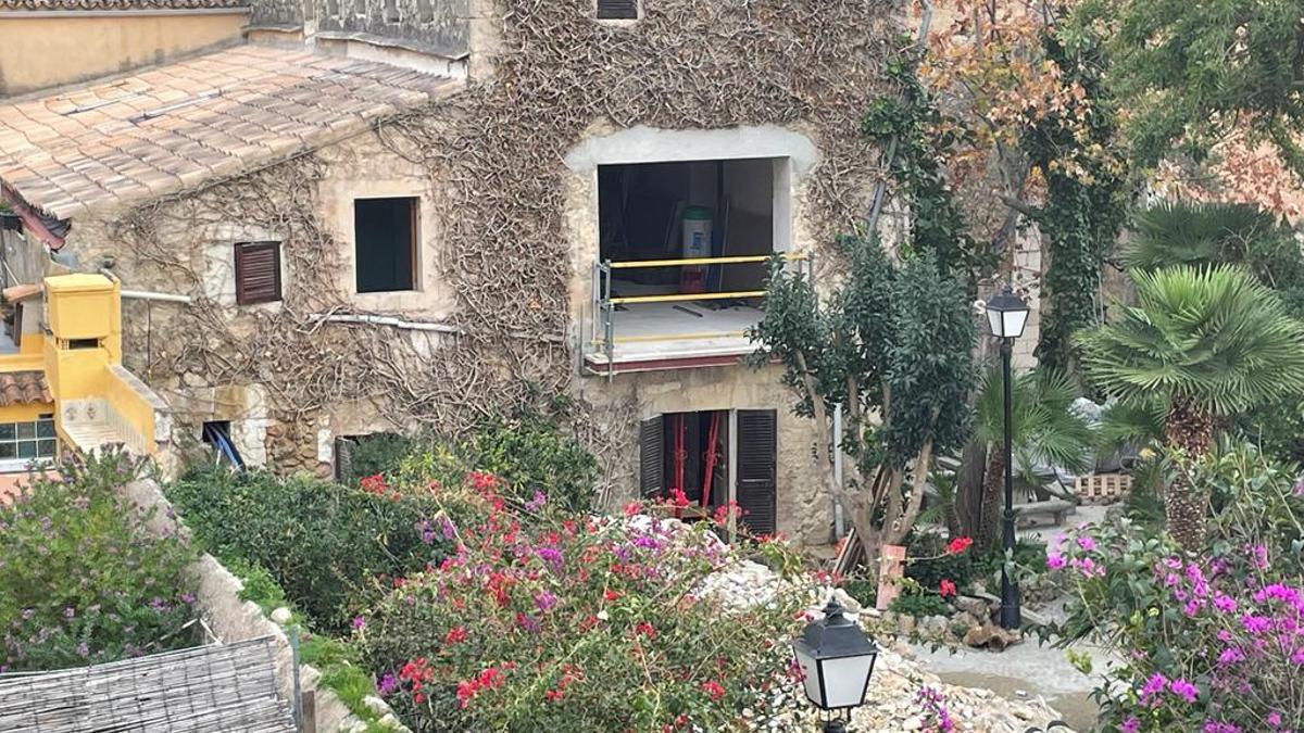 Imagen de las obras de construcción del restaurante en un patio interior rodeado de vecinos en el centro de Selva.