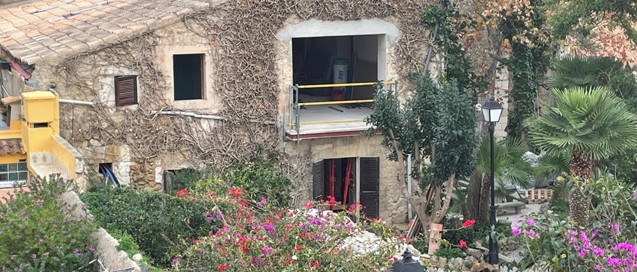 Imagen de las obras de construcción del restaurante en un patio interior rodeado de vecinos en el centro de Selva.