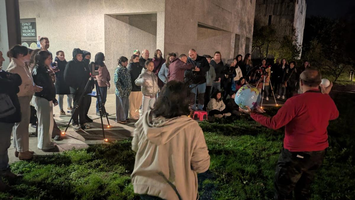 Explicaciones en el exterior del Museo de Historia Natural de la USC.