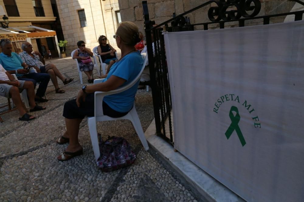 Vecinos de Callosa de Segura llevan 7 meses vigilando para que no retiren la Cruz