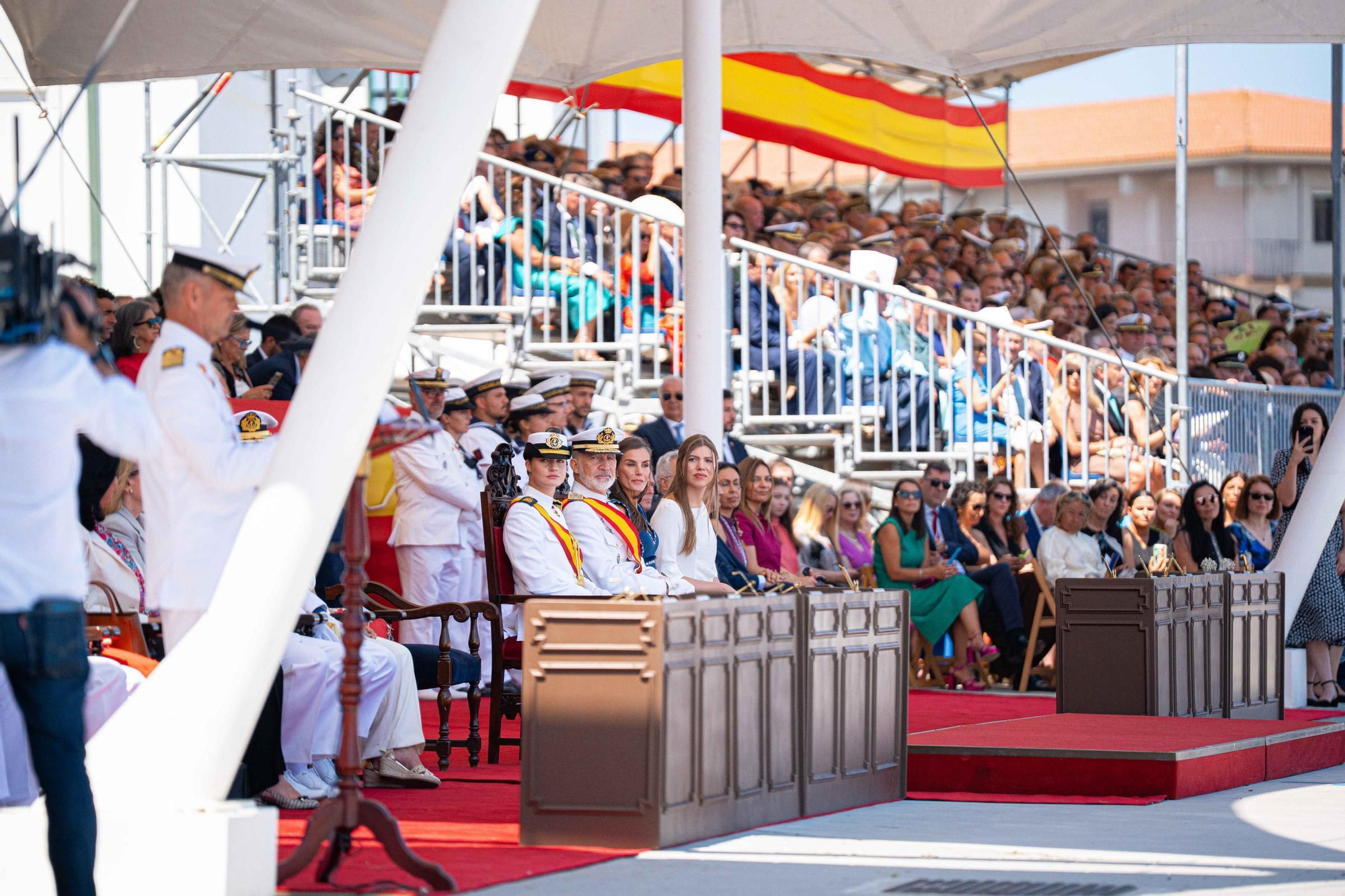 Leonor recibe de manos de Felipe VI la Gran Cruz del Mérito Naval en Marín
