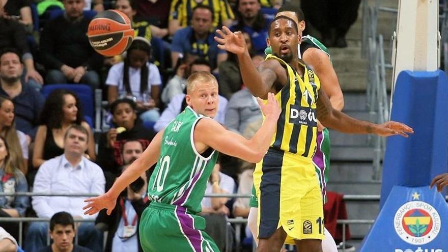 Salin, en defensa sobre Wanamaker, en el Fenerbahce-Unicaja.