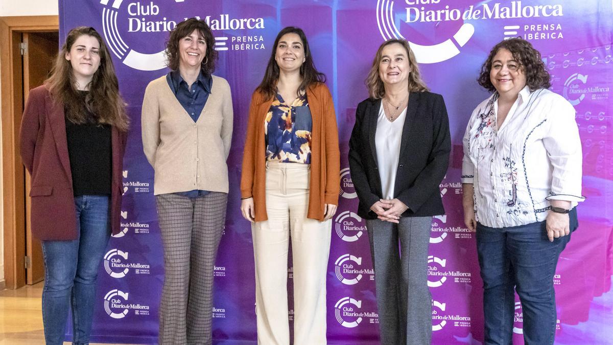 La moderadora del debate, María Jesús Riera junto a Joana Maria Garau, directora de recursos hídricos del Govern balear; María Carmen Guasch, jefa de servicio de FACSA; María de los Dolores Tirado, profesora de la UIB e investigadora de GLOWATER y Pilar Sánchez-Mateos, jefa del área de gestión de Saneamiento de ABAQUA, en el club DM.