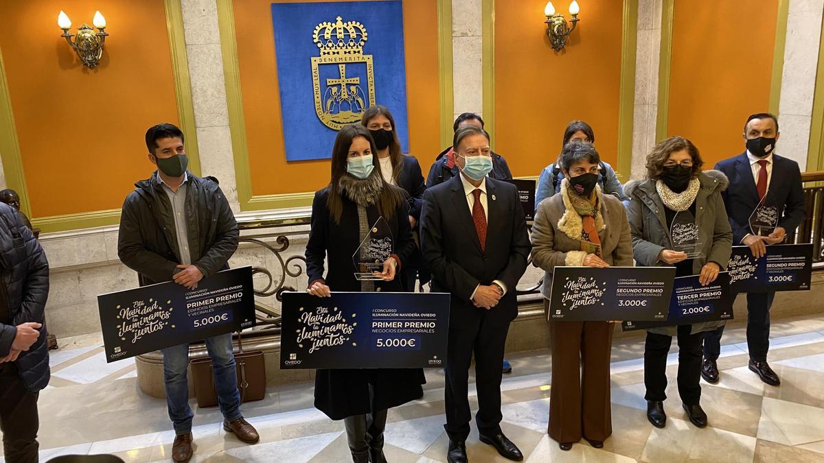 El alcalde, con los ganadores del concurso de iliuminación