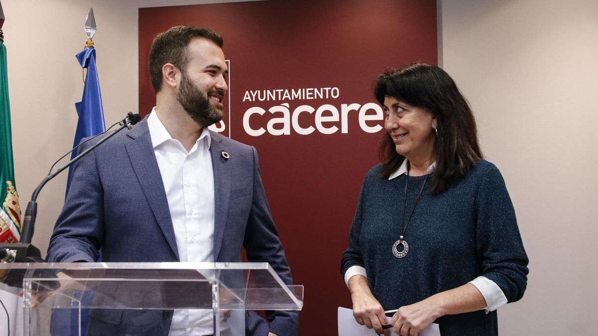 Consuelo López, de Podemos, y el alcalde en funciones, el socialista Luis Salaya, en una imagen de archivo.