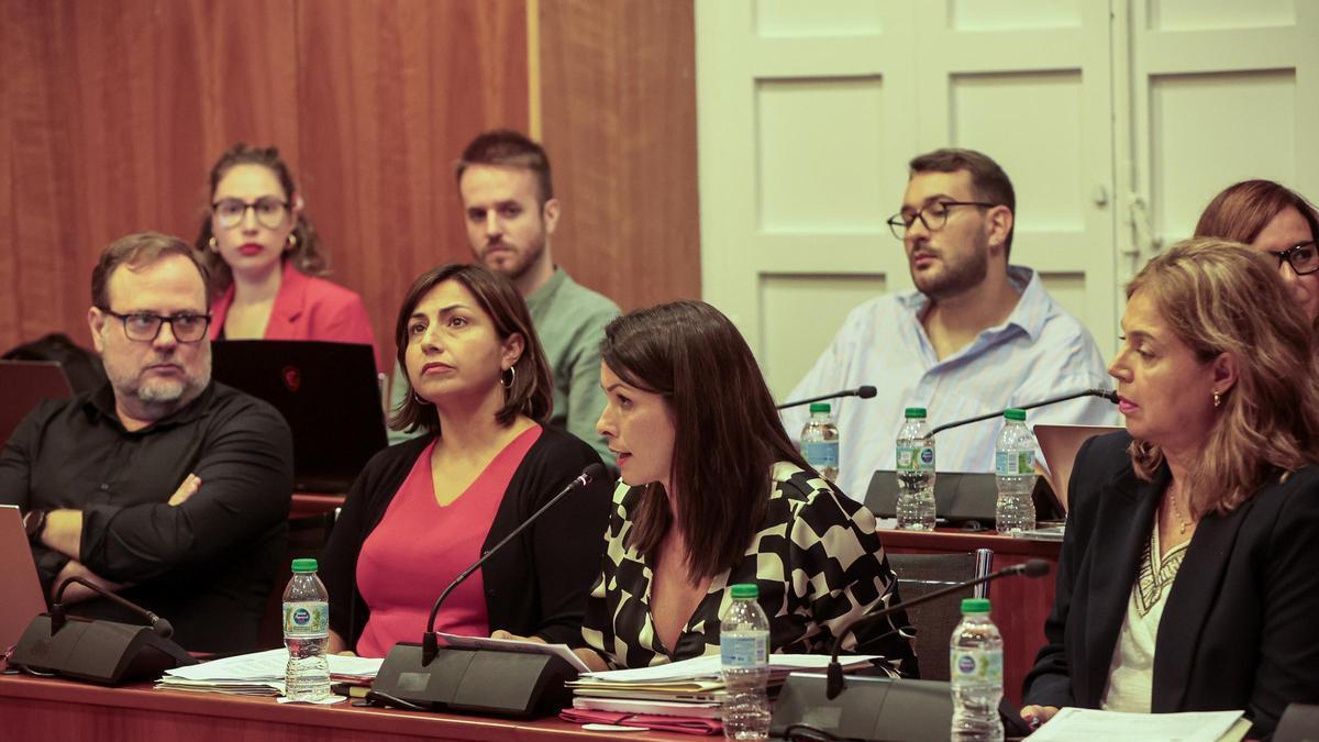 Foto: Carolina Gracia, en un pleno / Vídeo: Palacio del Marqués de Arneva, sede principal del Ayuntamiento de Orihuela