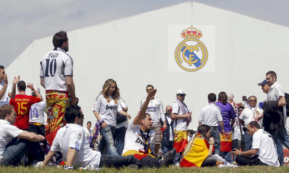 DEP55. VALENCIA, 20/04/2011.- Aficionados del Real Madrid ante la carpa montada en el antiguo cauce de Turia con motivo de la final de la Copa de Rey que disputarán esta noche contra el FC Barcelona. EFE/Kai F rsterling. Fútbol. final Copa del Rey. Real Madrid afición. carpa