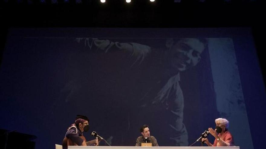 Rodrigo Cuevas e Ida Sánchez interpretan la canción, ante la atenta mirada de Javier Gallego y con una imagen de Rambal al fondo