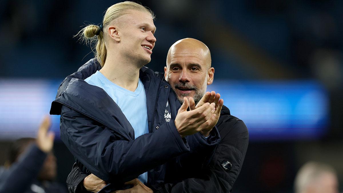 El técnico del Manchester City, Pep Guardiola, junto a Erling Haaland celebrando la victoria en el partido de la Premier League ente el AFC Bournemouth