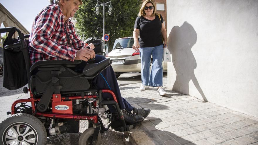 Las dificultades para la movilidad reducida en el barrio Santa Rosa de Alcoy