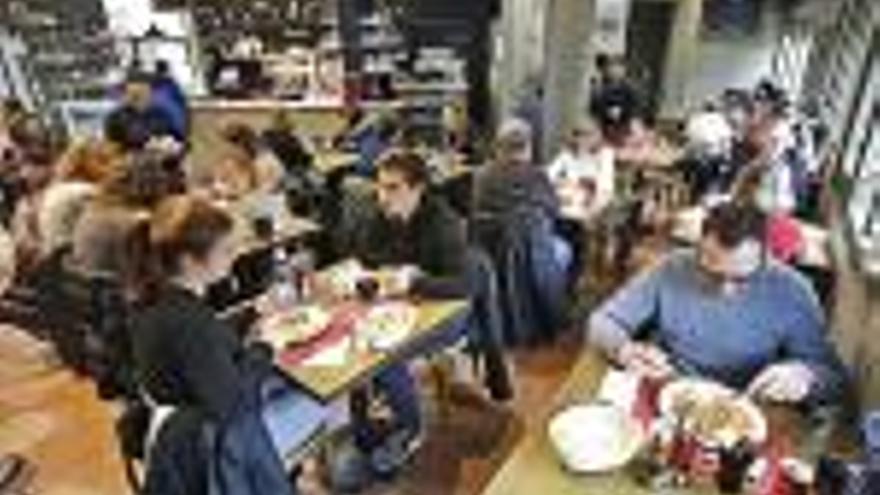 Un restaurant ple durant la capanya del Girona 10 de l&#039;any 2017.