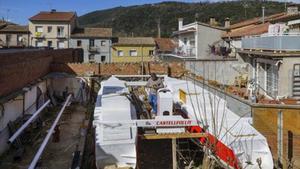 Pepe Soto, construyendo su catamarán.