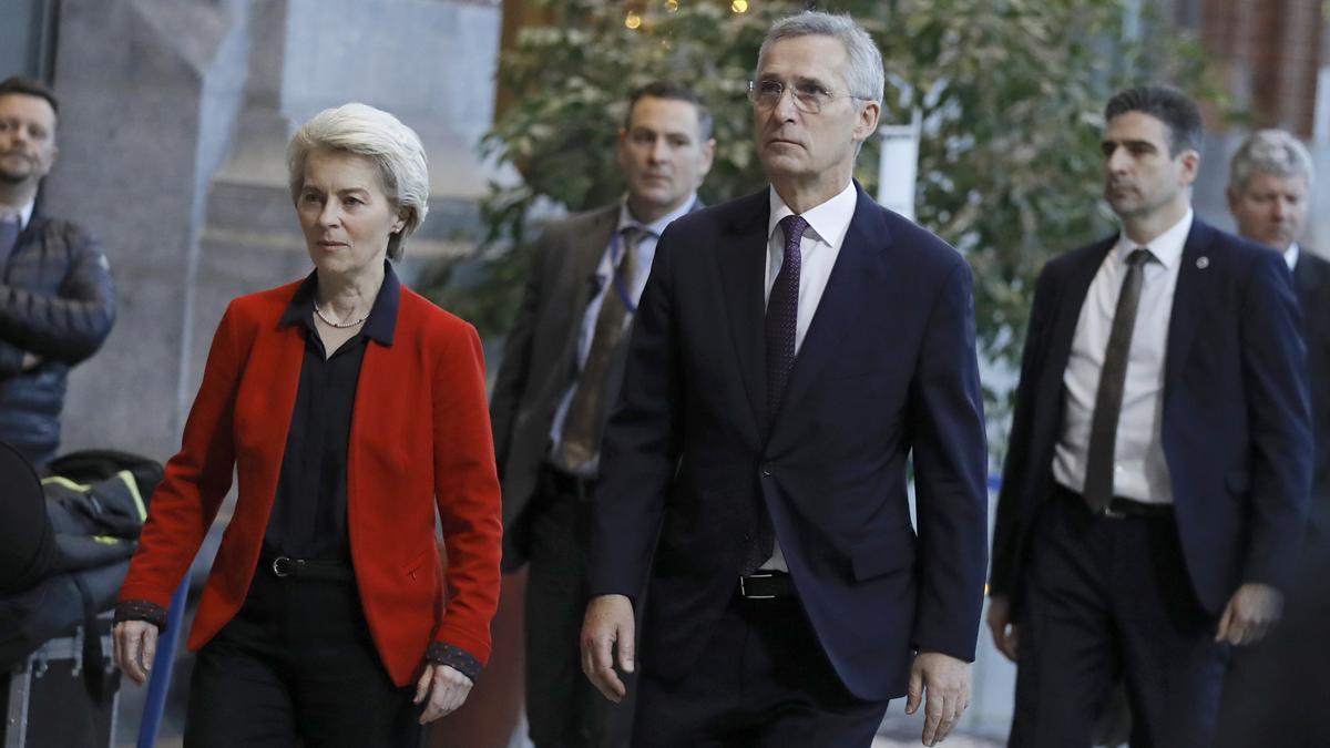 La presidenta de la Comisión Europea, Ursula Von der Leyen, y el secretario general de la OTAN, Jens Stoltenberg, en Bruselas.