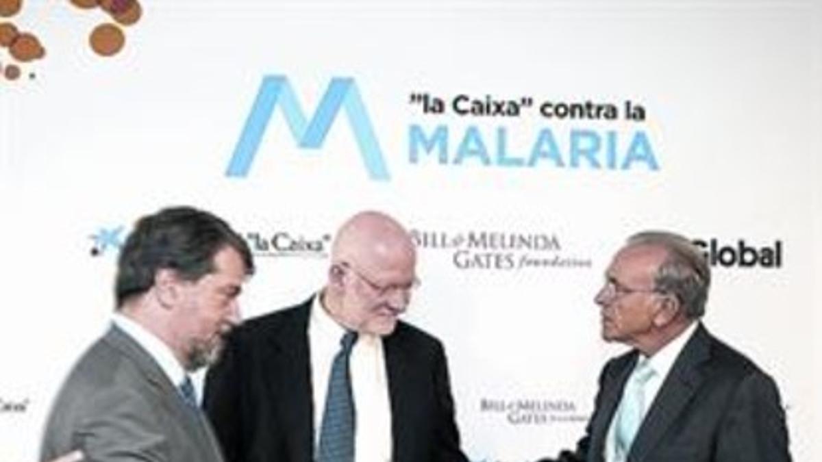 Alonso (izquierda); Elias, de la Fundación Gates, y Fainé, de La Caixa.