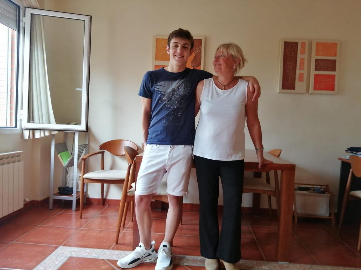 Igor Lalana y su madre, Cristina Labat, en su casa en Esplús.