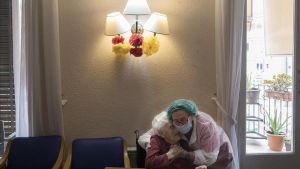 Indignación. Pilar abraza a su madre, Pili, de 106 años y residente en el geriátrico que ella dirige. Fue indignante escuchar su testimonio de como las diferentes administraciones han tratado a nuestros mayores ingresados en residencias y la falta de recursos, formación y equipos de protección que disponen. Esta imagen fue tomada el 14 de mayo en la residencia La Pau.