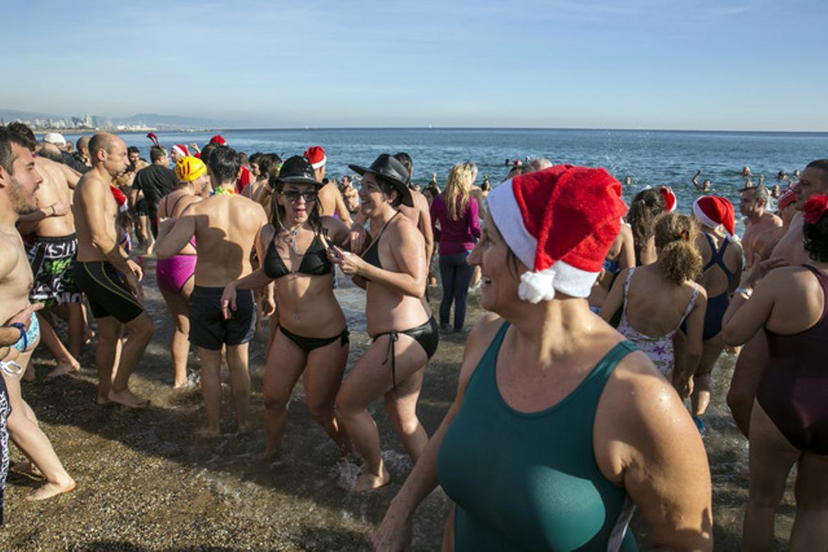  Primer bany de l’any a la Barceloneta, aquest dimecres.
