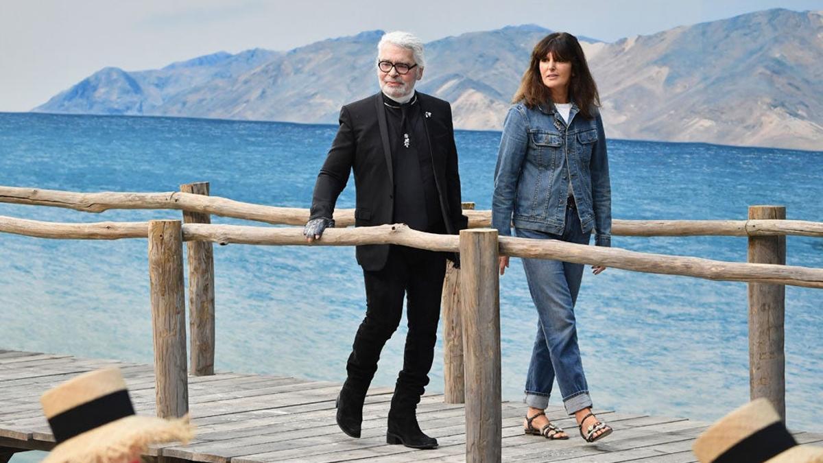 Karl Lagerfeld y Virginie Viard saludan juntos al final del desfiel Chanel SS 2019