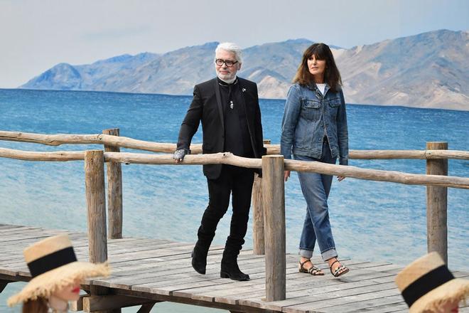 Karl Lagerfeld y Virginie Viard saludan juntos al final del desfiel Chanel SS 2019