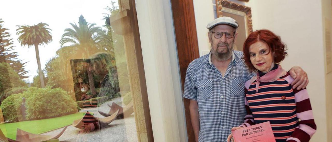 Francisco Álvarez Velasco y Josefina Junco, con el libro y los dibujos, en el Evaristo Valle. | Juan Plaza