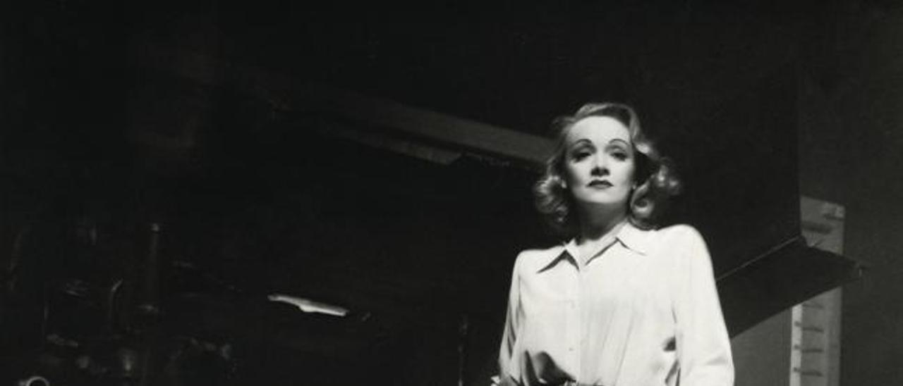 L’actriu Marlene Dietrich,
en una sessió de fotos
 durant el rodatge de
«De isla en isla» (1940).