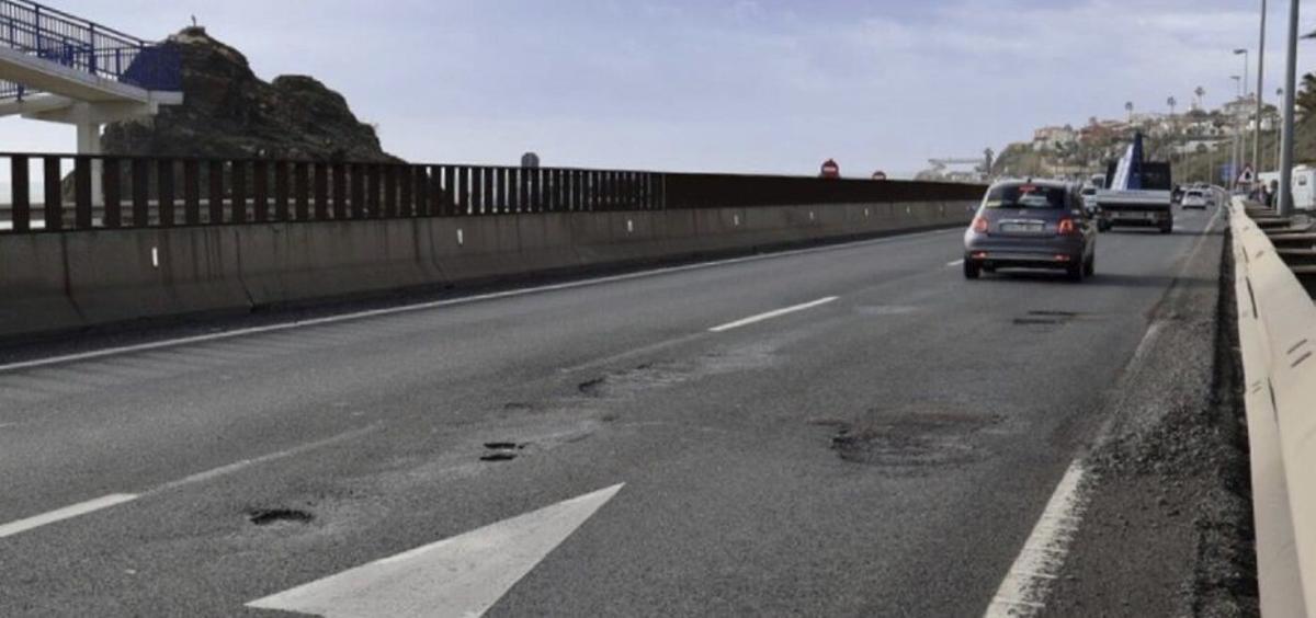 Ana Mata denuncia peligrosos socavones en la A7.