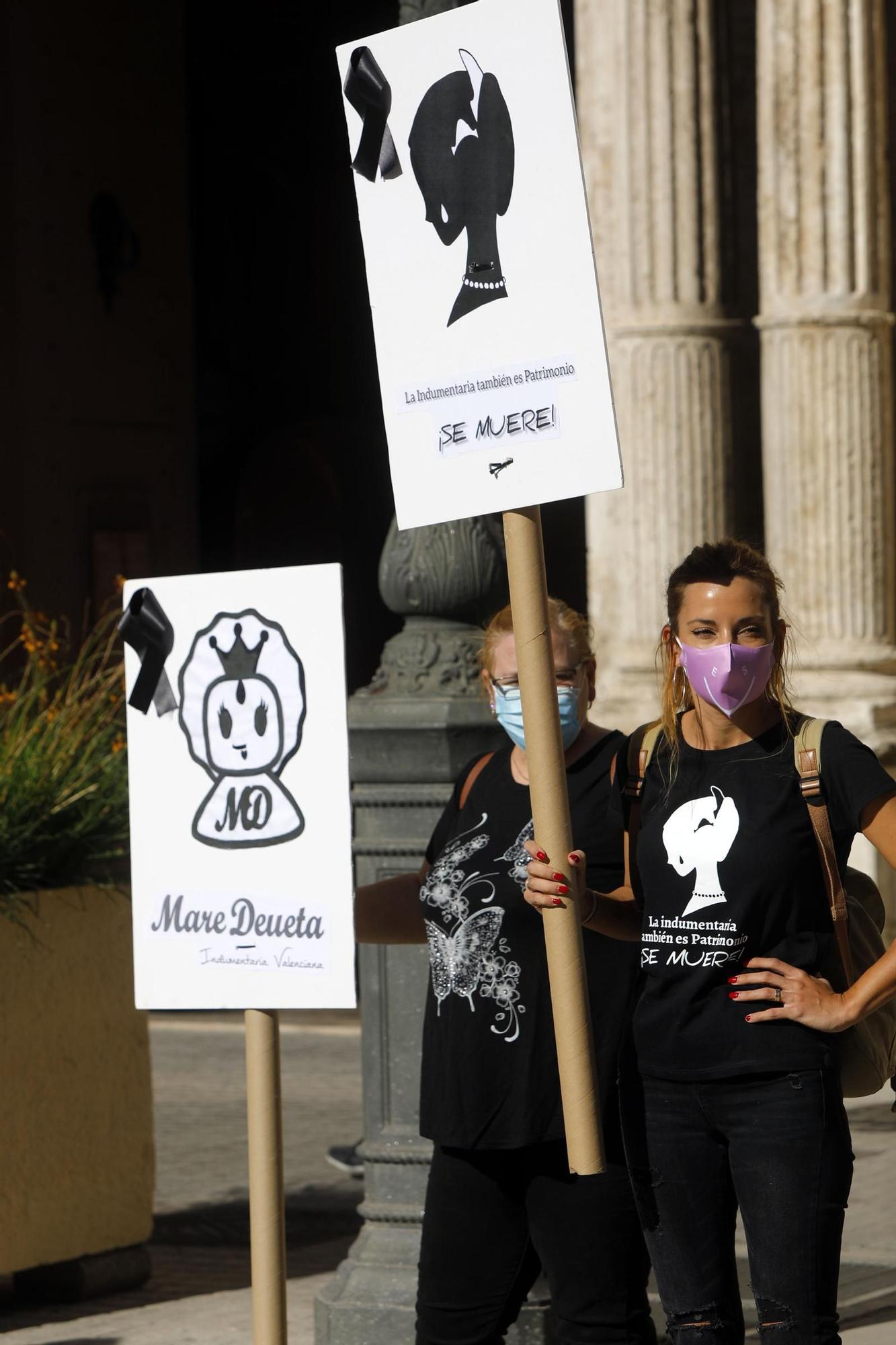 Manifestación de profesionales de la indumentaria tradicional valenciana.