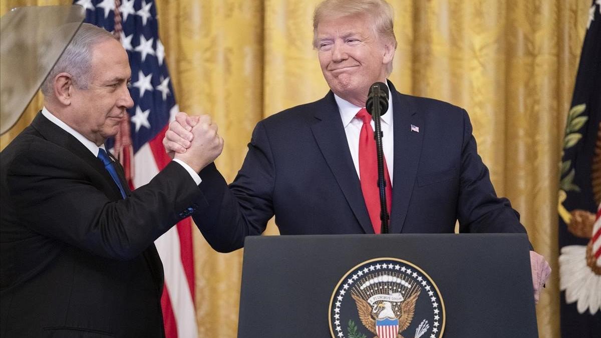 El primer ministro israelí, Binyamin Netanyahu (izquierda) y el presidente de EEUU, Donald Trump, este martes, durante la presentación del acuerdo para Oriente Próximo.