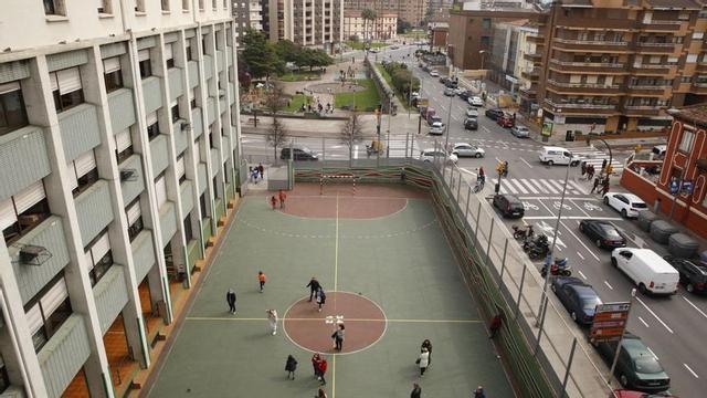 El patio del colegio Corazón de María, frente al cruce de las avenidas de Castilla y Pablo Iglesias. | Ángel González