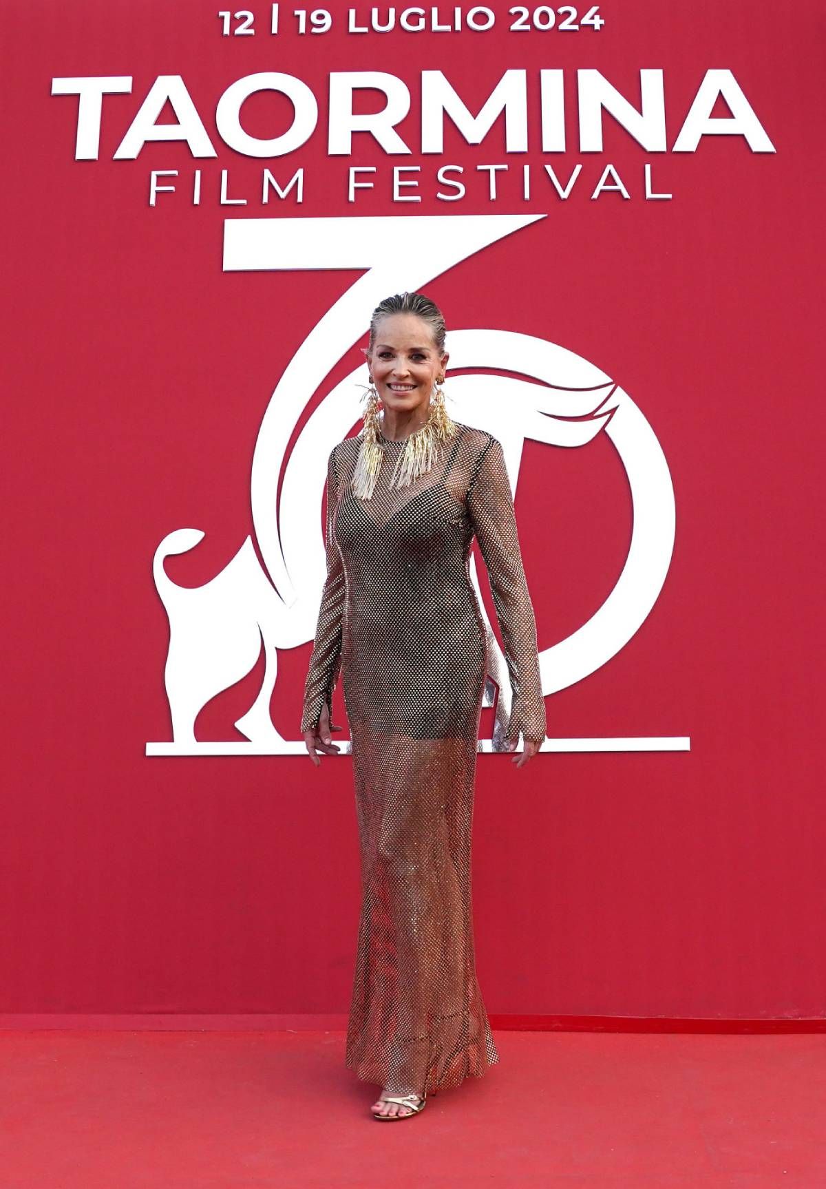 Sharon Stone con vestido red de Dolce &amp; Gabbana en el Festival de Cine de Taormina 2024