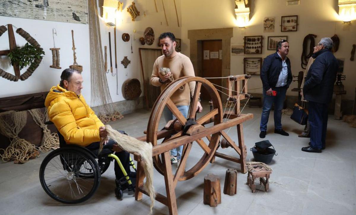 Lemos, na mostra 
co concelleiro 
de Cultura.  