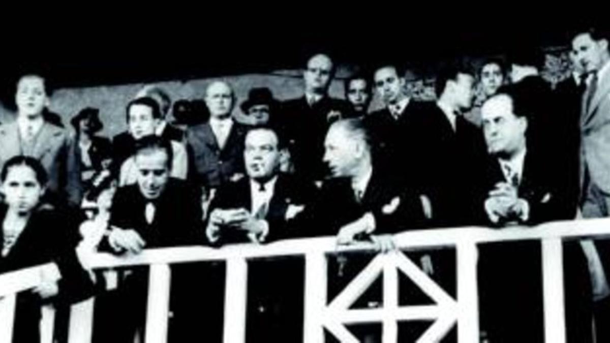 Foto de Lluís Companys y Josep Sunyol (en el centro) en el palco del estadio de Les Corts que se puede ver en la exposición.