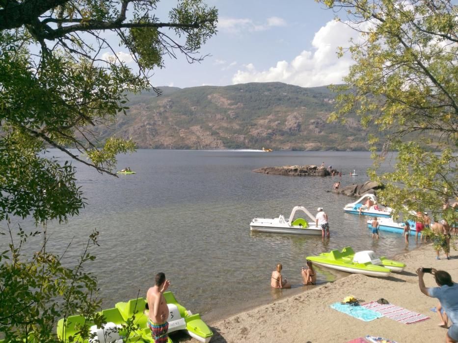 Los hidroaviones cogen agua en el Lago de Sanabria